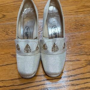 Vintage gold bridal shoes likely from the ‘40’s. Size 5 1/2.